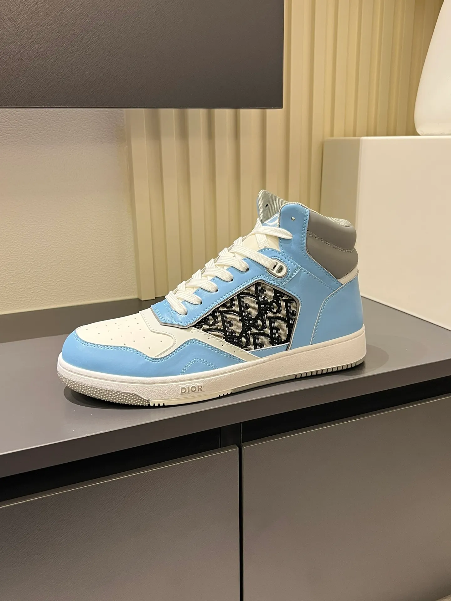 Men's shoes 💰p460 "Dio*" mid-top B27 casual sneakers. This B27 high-top sneaker is a new product in the series and continues Di*r's classic style. Crafted from gray and white smooth calf leather with beige and black Oblique print panels on the sides. The "CD Icon" shaped shoelace eyelets are clever and delicate, and the two-color rubber sole, rear collar and heel are all equipped with the brand's iconic details to enhance the style. Oblique printed straps at the ankle allow for an adjustable fit to complement the overall design. Fashionable and versatile, it can complement any look. Create an exquisite design with unique dynamic vitality and modern atmosphere, presented in low-top and high-top styles. This new must-have shoe adds a new dimension to Dior's archive heritage, embodying modern elegance. Purchase the original version and make it 1:1. If you need top quality, please come to me! Male 38-44!